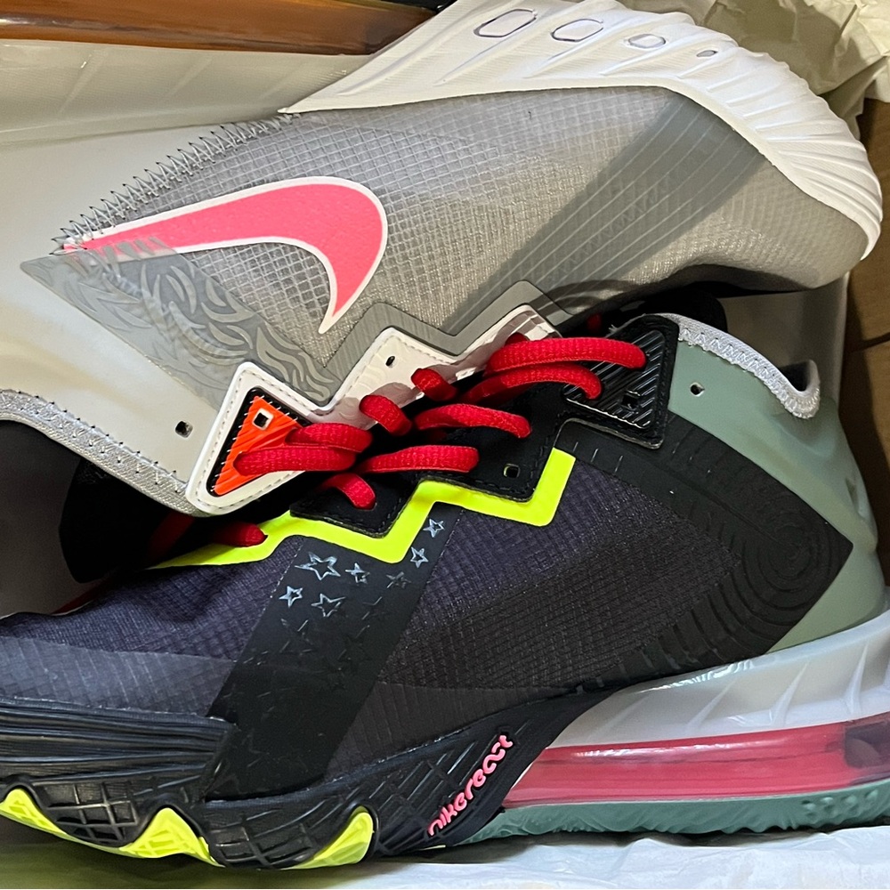 Brand New men’s 8.5 LABRON JAMES TOON SQUAD..
Light smoke grey multi color